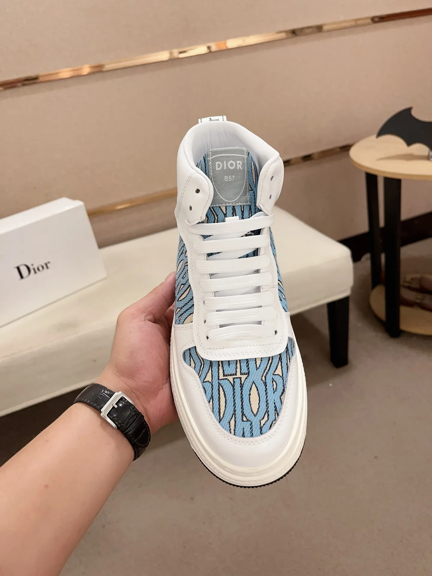 Men's shoes💰 420💰🇮🇹🇮🇹Dior d The new high-tops are on sale at the same time at the counter. The uppers are 🇮🇹 Italian imported first-layer cowhide, and the fully imported sheepskin lining is 💪💪. It is a complete 1⃣️ to 1⃣️ replica 🇮🇹💪💪. ⚠Sole: The original sole is specially provided by the original factory. The exclusive movable molded sole is super comfortable. ⚠Original factory follow-up goods, 🔍🔍high quality, you can enter and exit the counter at will, welcome to compare⚠. Code number:38-44